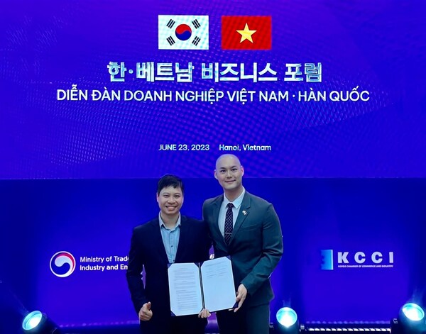 Giang Binh Tran, CEO at VNTRAVEL (left) & Andrew Kim, Senior Director of Global Partnerships at Yanolja Cloud (right) at the Signing Ceremony