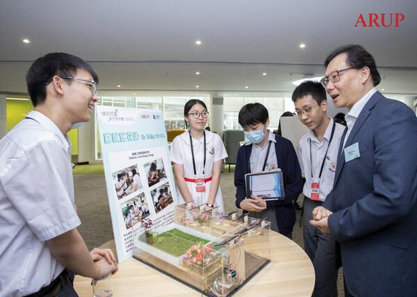 Andy Lee, Arup’s East Asia Region Chair (first right) interacting with students from TWGHs Li Ka Shing College to learn about their creative design. Andy Lee, Arup’s East Asia Region Chair (first right) interacting with students from TWGHs Li Ka Shing College to learn about their creative design.