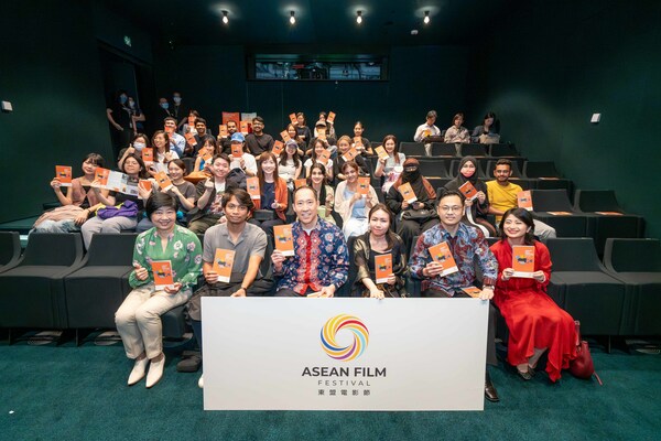 Front row: Mr Kavich Neang, film director of ‘White Building’ (Second Left); Mr Daryl Ng, Chairman of HK-ASEAN Foundation (Third Left); Mrs Phoeung Chanthida, Vice Consul of Cambodia in Hong Kong (Third Right); Mr Charles Chia, Chief Executive Officer of Hong Kong-ASEAN Foundation (Second Right); Ms Melanie Kwok, Assistant General Manager (Sustainability) of Hong Kong Heritage Conservation Foundation (First Right) ; Ms Vivian Lee, Group General Manager of Corporate Marketing, Communications and Sustainability of Sino Group (First Left) Front row: Mr Kavich Neang, film director of ‘White Building’ (Second Left); Mr Daryl Ng, Chairman of HK-ASEAN Foundation (Third Left); Mrs Phoeung Chanthida, Vice Consul of Cambodia in Hong Kong (Third Right); Mr Charles Chia, Chief Executive Officer of Hong Kong-ASEAN Foundation (Second Right); Ms Melanie Kwok, Assistant General Manager (Sustainability) of Hong Kong Heritage Conservation Foundation (First Right) ; Ms Vivian Lee, Group General Manager of Corporate Marketing, Communications and Sustainability of Sino Group (First Left)