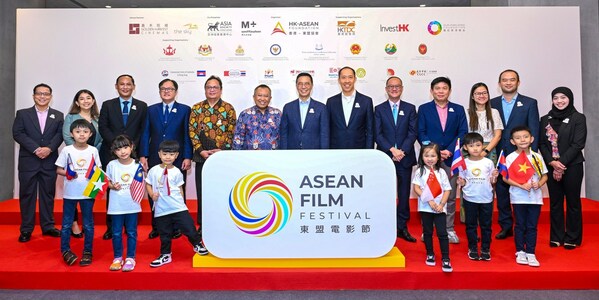 The inaugural ASEAN FILM FESTIVAL Finale was marked by a closing screening at the Hong Kong Palace Museum in West Kowloon Cultural District. Mr Kevin YEUNG Yun-hung, Secretary for Culture, Sports and Tourism of HKSAR (Middle), Mr Muhammad Neil El Himam, Deputy for Digital Economy and Creative Products at Indonesia’s Ministry of Tourism and Creative Economy (Left Sixth), and Mr Daryl Ng, Chairman of Hong Kong-ASEAN Foundation (Right Sixth), stand alongside the Consul Generals or representatives of Brunei, Cambodia, Indonesia, Laos, Malaysia, Myanmar, the Philippines, Singapore, Thailand and Vietnam, all of whom were present to lend their support.