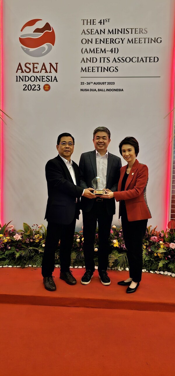 Singapore's Minister of State for Trade and Industry Low Yen Ling (right) presenting the ASEAN Energy Award - Winner of the Energy Efficient Building - Special Submission - Cutting Edge Technology to Bill Lee (center), Founder & CEO of Azendian and Koh Liak Huat (left), General Manager, Estate Solutions & Principal Operations Technology Architect. Singapore's Minister of State for Trade and Industry Low Yen Ling (right) presenting the ASEAN Energy Award - Winner of the Energy Efficient Building - Special Submission - Cutting Edge Technology to Bill Lee (center), Founder & CEO of Azendian and Koh Liak Huat (left), General Manager, Estate Solutions & Principal Operations Technology Architect.