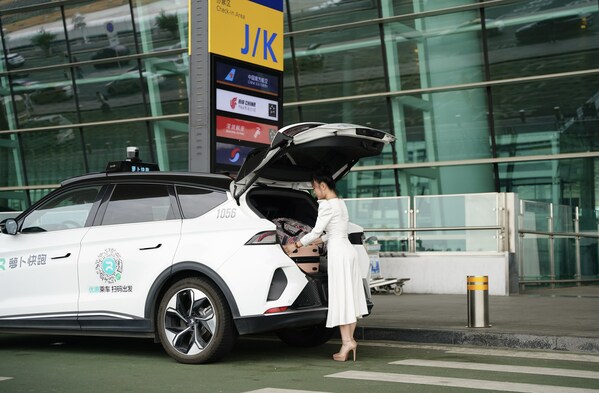 Passenger arrives at Wuhan Tianhe Airport taking Baidu Apollo Go robotaxi