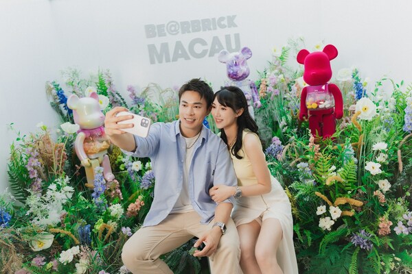 Visitors are able to interact to take and print photos with BE@RBRICK element as souvenir