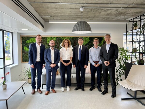 President of Cathay Financial Holdings CK Lee visited the Climate Group to discuss net-zero experiences and challenges. From left to right are RE100 Lead Oliver Wilson, the Climate Group Director of Energy and Head of RE100 Sam Kimmins, the Climate Group Chief Executive Helen Clarkson, Cathay FHC President CK Lee, and the Climate Group Systems Change Executive Director Mike Peirce. President of Cathay Financial Holdings CK Lee visited the Climate Group to discuss net-zero experiences and challenges. From left to right are RE100 Lead Oliver Wilson, the Climate Group Director of Energy and Head of RE100 Sam Kimmins, the Climate Group Chief Executive Helen Clarkson, Cathay FHC President CK Lee, and the Climate Group Systems Change Executive Director Mike Peirce.