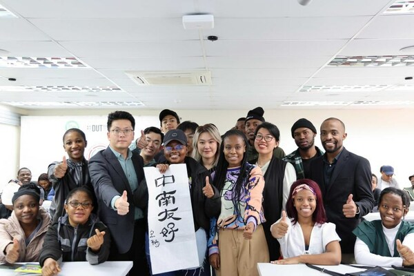 Sanele Ntuli (2nd R), a mandarin teacher at the Confucius Institute at Durban University of Technology, poses for a photo with faculty and students with a calligraphic work showing "China-South Africa Friendship" in Durban, South Africa, August 18, 2023. /Xinhua Sanele Ntuli (2nd R), a mandarin teacher at the Confucius Institute at Durban University of Technology, poses for a photo with faculty and students with a calligraphic work showing "China-South Africa Friendship" in Durban, South Africa, August 18, 2023. /Xinhua