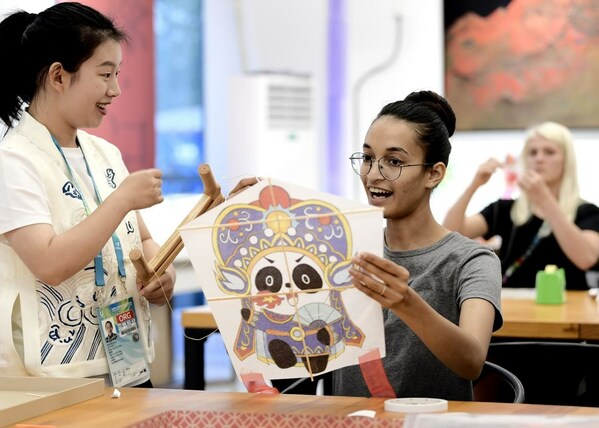 A foreign athlete learns how to make a kite at the Interactive Experience Centre of the Chengdu FISU Games Village. A foreign athlete learns how to make a kite at the Interactive Experience Centre of the Chengdu FISU Games Village.