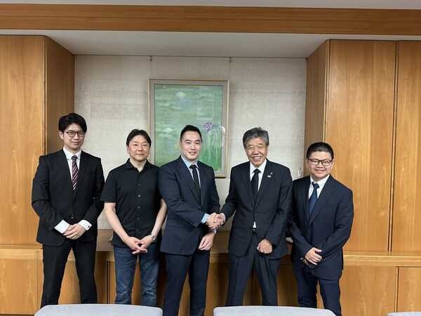 From Left to Right: GrowHub Japan Country Head: Daiki Nakaoka, Prof Masanori Nakatani, The GrowHub CEO: Lester Chan, Kyoto Prefecture Vice Governor: Akimasa Yamashita, The GrowHub’s Adviser: Tan Wei From Left to Right: GrowHub Japan Country Head: Daiki Nakaoka, Prof Masanori Nakatani, The GrowHub CEO: Lester Chan, Kyoto Prefecture Vice Governor: Akimasa Yamashita, The GrowHub’s Adviser: Tan Wei