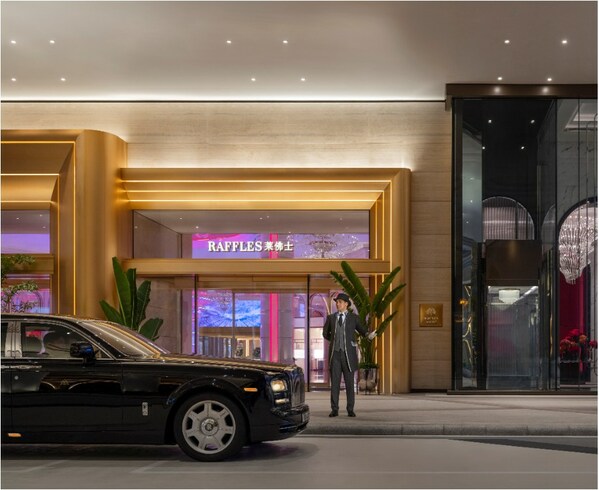 Guests experience Raffles’ legendary service through the doormen in their iconic uniforms from the moment they arrive.