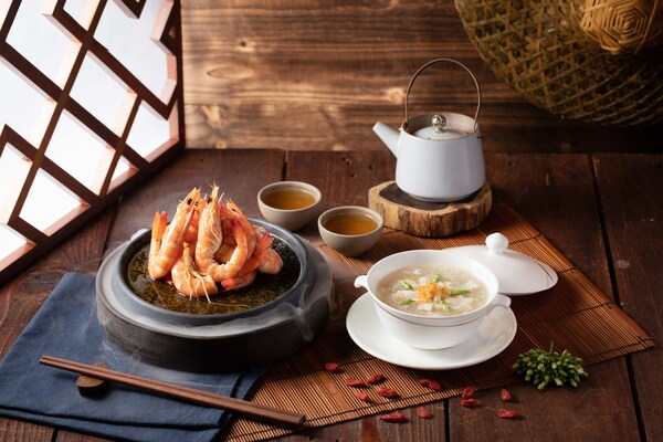 Acclaimed seafood specialist Galaxy Macau Tam Chai Yu Chun presents two more seasonal delicacies: Drunken Prawns in Aged Huadiao Wine and Crabmeat and Conpoy Soup with Winter Melon and Tonkin Jasmine. Acclaimed seafood specialist Galaxy Macau Tam Chai Yu Chun presents two more seasonal delicacies: Drunken Prawns in Aged Huadiao Wine and Crabmeat and Conpoy Soup with Winter Melon and Tonkin Jasmine.