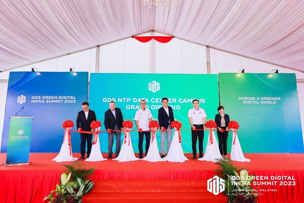 The ceremony was attended by YB Senator Tengku Datuk Seri Utama Zafrul Tengku Abdul Aziz, Minister of Investment, Trade and Industry (left 3); Mr. William Huang, Chairman and CEO of GDS (right 3); YB Lee Ting Han, Johor State Investment, Trade and Consumer Affairs Committee Chairman (right 2); Mr. Dan Newman, CFO of GDS (left 2); Ms. Jamie Khoo, COO of GDS (right 1); and Mr. Jimmy Yu, Senior Vice President of GDS (left 1).