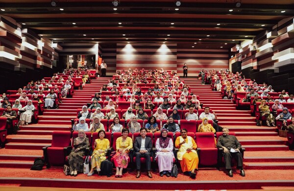 The front row - Dr Kamal Amzan (CEO of Gleneagles Hospital Medini Johor), Dr Abdul Kadir Bin Abu Bakar (PIC of Gleneagles Hospital Medini Johor), Dr Salmi Jalina Binti Jalil (Pengarah Lembaga Penduduk dan Pembangunan Keluarga Negeri Johor), Puan Enny Suhailis Binti Suleiman (Pengarah Jabatan Pembangunan Wanita Negeri Johor), Madam Woo Sow Pheng (President of International Women Peace Group) and Dr Sharifah Halimah Jaafar (Program Director)