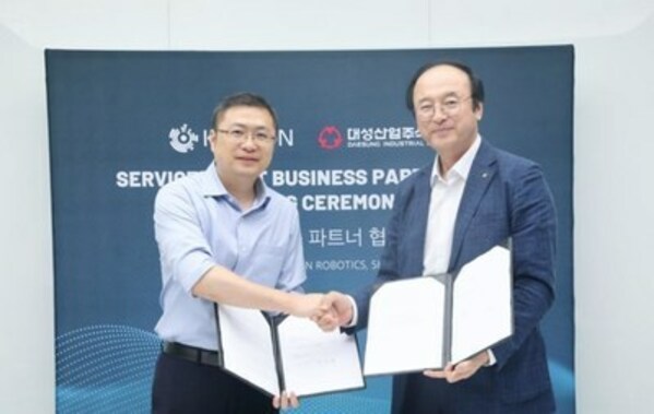 Mr. Wan Bin, COO, KEENON Robotics (left) and Mr. Lee Wonho, Vice President, Machinery Division, Daesung Industrial Co., Ltd. at the signing ceremony at KEENON Headquarters, Shanghai. Mr. Wan Bin, COO, KEENON Robotics (left) and Mr. Lee Wonho, Vice President, Machinery Division, Daesung Industrial Co., Ltd. at the signing ceremony at KEENON Headquarters, Shanghai.