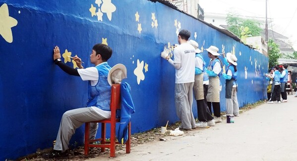 KT&G, a global company headquartered in South Korea, has sent college student volunteers to Indonesia last month to celebrate the 50th anniversary of diplomatic relations between Indonesia and South Korea. In the photo, volunteers are painting murals at the elementary school near the Bogor Region. KT&G, a global company headquartered in South Korea, has sent college student volunteers to Indonesia last month to celebrate the 50th anniversary of diplomatic relations between Indonesia and South Korea. In the photo, volunteers are painting murals at the elementary school near the Bogor Region.