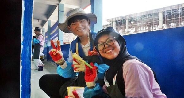 KT&G, a global company headquartered in South Korea, has sent college student volunteers to Indonesia last month to celebrate the 50th anniversary of diplomatic relations between Indonesia and South Korea. In the photo, Indonesian and Korean volunteers are taking pictures together while painting murals at the elementary school near the Bogor Region. KT&G, a global company headquartered in South Korea, has sent college student volunteers to Indonesia last month to celebrate the 50th anniversary of diplomatic relations between Indonesia and South Korea. In the photo, Indonesian and Korean volunteers are taking pictures together while painting murals at the elementary school near the Bogor Region.