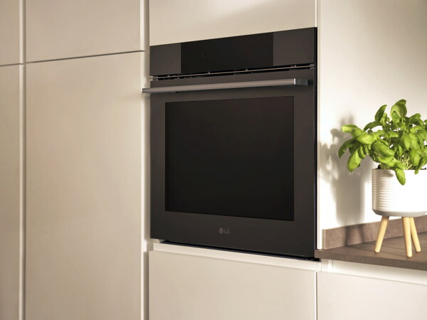 LG InstaView™ oven from the brand’s new built-in kitchen package allows users to easily see inside without having to open the door. LG InstaView™ oven from the brand’s new built-in kitchen package allows users to easily see inside without having to open the door.