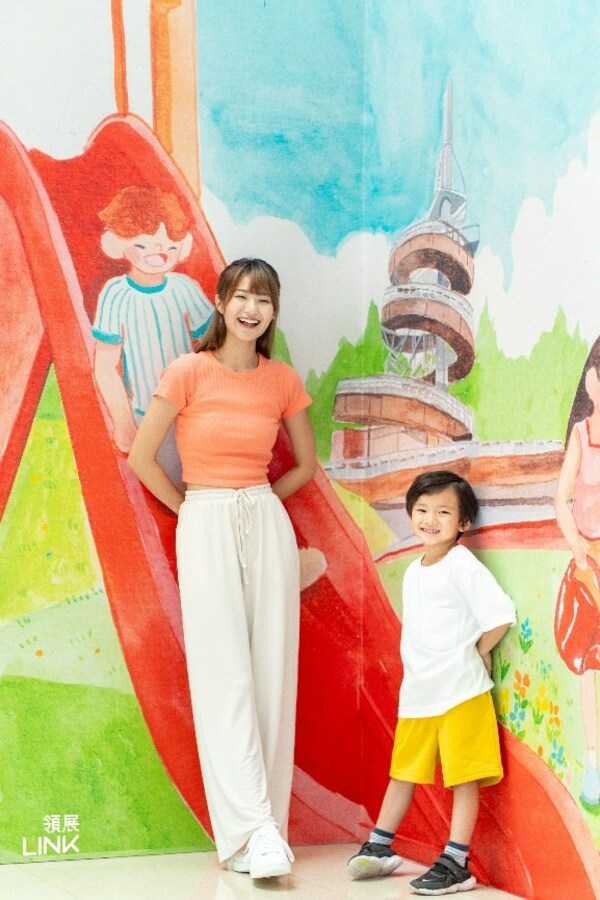 Tai Wo Plaza is collaborating with popular illustrator Kazy Chan to create numerous art pieces full of greenery, themed "Green Exploration at Tai Wo". Tai Wo Plaza is collaborating with popular illustrator Kazy Chan to create numerous art pieces full of greenery, themed "Green Exploration at Tai Wo".