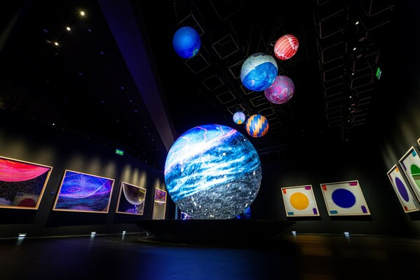 Showcasing the masterpieces of Chinese modern abstract art master Hsiao Chin from the 1960s to today, the exhibition metamorphosed Hsiao's museum-level masterpieces innovatively and inspirationally into digital, three-dimensional formats, and integrated with audio-visual elements.