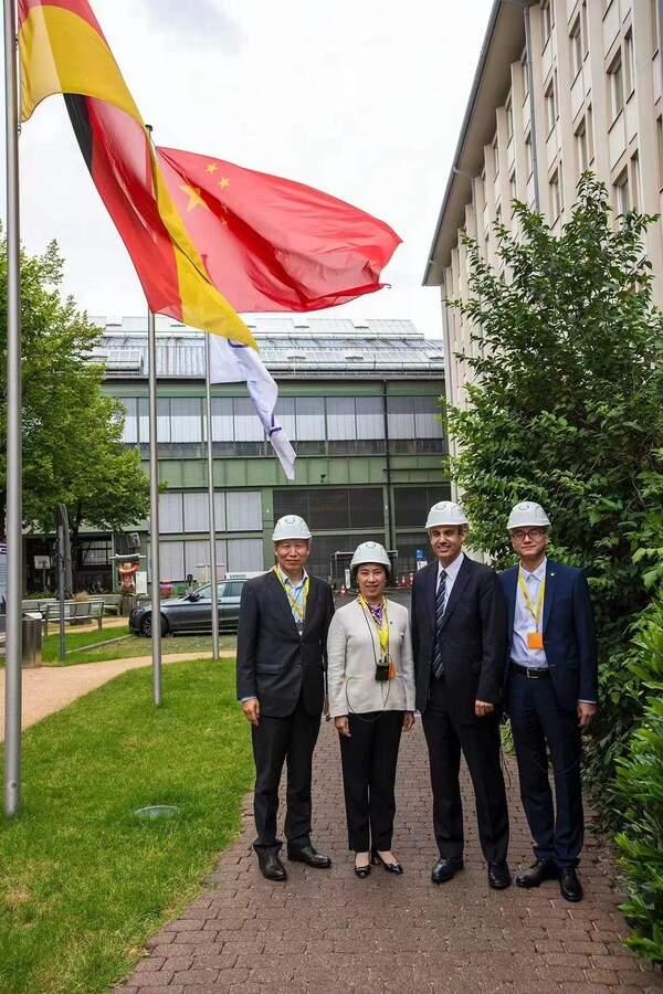 Ms. Leng Weiqing, Chairwoman of Shanghai Electric, recently visited Siemens in Germany to Further Forge New Green, Low-Carbon Cooperation. Ms. Leng Weiqing, Chairwoman of Shanghai Electric, recently visited Siemens in Germany to Further Forge New Green, Low-Carbon Cooperation.