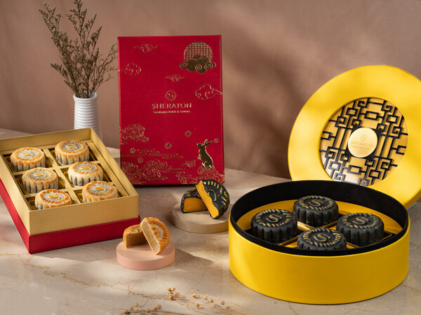 Moon Rabbit Box (red) and Full Moon Box (yellow) from Sheraton Surabaya, an exquisite gift for colleagues and relatives for Mid-Autumn Festival this year. Moon Rabbit Box (red) and Full Moon Box (yellow) from Sheraton Surabaya, an exquisite gift for colleagues and relatives for Mid-Autumn Festival this year.