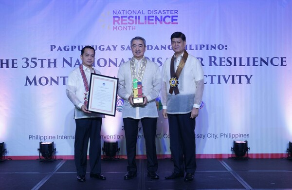 Hans Sy (middle) receives an award for his outstanding leadership in Disaster Risk Reduction and Management. The award was presented by the Office of Civil Defense Undersecretary Ariel Nepomuceno (left) and Department of National Defense Senior Undersecretary Irineo Espino. Hans Sy (middle) receives an award for his outstanding leadership in Disaster Risk Reduction and Management. The award was presented by the Office of Civil Defense Undersecretary Ariel Nepomuceno (left) and Department of National Defense Senior Undersecretary Irineo Espino.