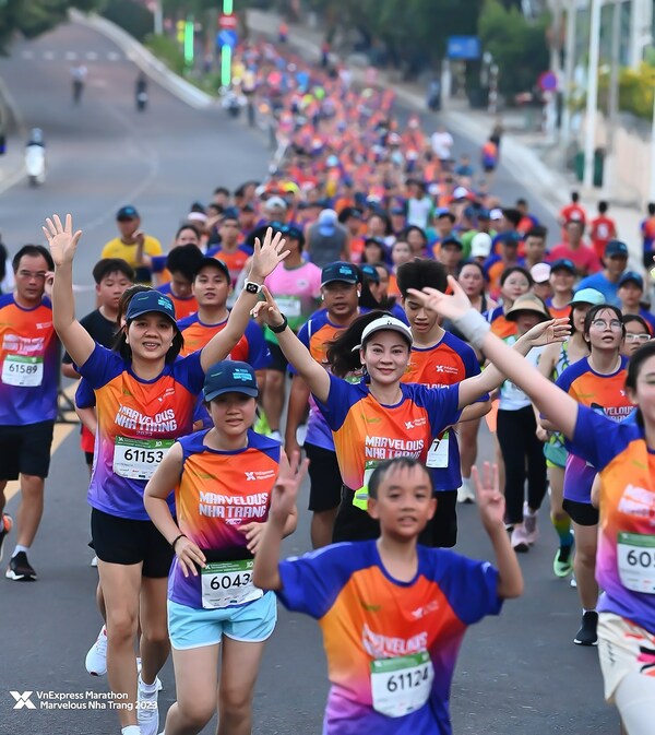 Athletes mingle in costumes from sponsor Xtep. Photo: VnExpress Marathon Athletes mingle in costumes from sponsor Xtep. Photo: VnExpress Marathon