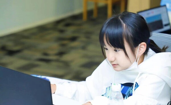 Qiu Yumo is working on application development Qiu Yumo is working on application development
