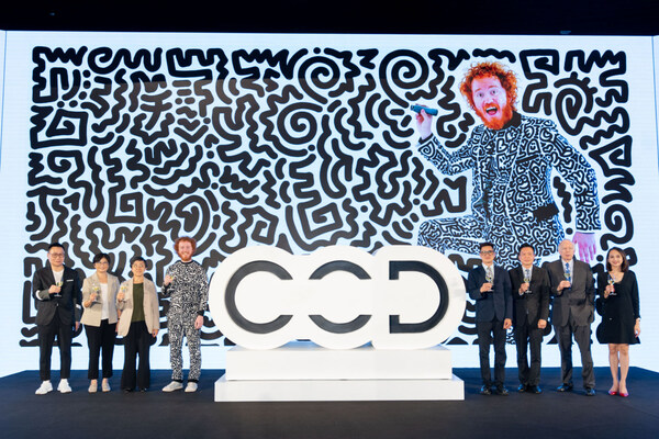 Left to Right: Patrick Fan, Founder and Chairman of the Board of FFH; Cheong Man Fai, Head of the Department, DSEDJ; Maria Helena de Senna Fernandes, Director of MGTO; Mr Doodle, Internationally renowned artist; Cheang Kai Meng, Vice President of ICM; Clarence Chung, Board Director of Melco Resorts & Entertainment; David Sisk, Chief Operating Officer (Macau Resorts) of Melco Resorts & Entertainment ; Christy Cheong, Vice President of Events & Promotions of Melco Resorts & Entertainment Left to Right: Patrick Fan, Founder and Chairman of the Board of FFH; Cheong Man Fai, Head of the Department, DSEDJ; Maria Helena de Senna Fernandes, Director of MGTO; Mr Doodle, Internationally renowned artist; Cheang Kai Meng, Vice President of ICM; Clarence Chung, Board Director of Melco Resorts & Entertainment; David Sisk, Chief Operating Officer (Macau Resorts) of Melco Resorts & Entertainment ; Christy Cheong, Vice President of Events & Promotions of Melco Resorts & Entertainment