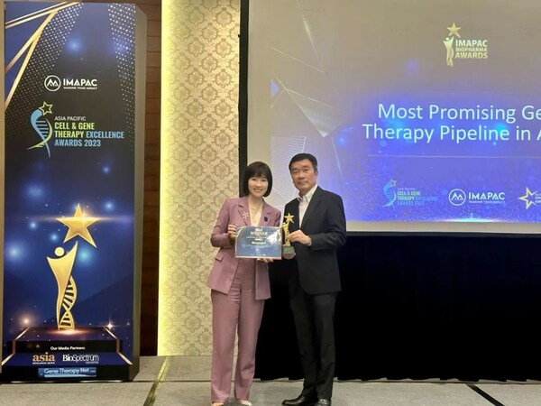 Dr Michelle Chen, Director and COO of Biosyngen, receiving the Award on behalf of Biosyngen Dr Michelle Chen, Director and COO of Biosyngen, receiving the Award on behalf of Biosyngen