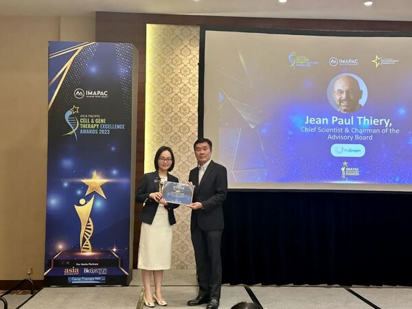 Dr Cecilia Zhang, CSO of Biosyngen, received the Award on behalf of Prof. Jean Paul Thiery Dr Cecilia Zhang, CSO of Biosyngen, received the Award on behalf of Prof. Jean Paul Thiery