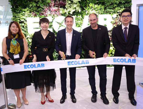 From left to right: American Chamber of Commerce, Singapore director, External Affairs, Jessica Cho; Ecolab Singapore, country manager and director for Supply Chain SEA, Grace Goh; Ecolab senior vice president and Market Head for Southeast Asia, Gregory Lukasik; US Ambassador Jonathan Kaplan, and Economic Development Board Singapore vice president, Soo Haw Yun. From left to right: American Chamber of Commerce, Singapore director, External Affairs, Jessica Cho; Ecolab Singapore, country manager and director for Supply Chain SEA, Grace Goh; Ecolab senior vice president and Market Head for Southeast Asia, Gregory Lukasik; US Ambassador Jonathan Kaplan, and Economic Development Board Singapore vice president, Soo Haw Yun.