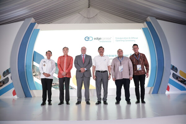 Left to right: Dr. H Dani Ramdan MT, Acting Regent of Bekasi; Mr. Sung Kim, Ambassador of the United States to Indonesia; Mr. Randy Brouckman, Chief Executive Officer and Co-Founder, EdgeConneX; Mr. Luhut Binsar Pandjaitan, Coordinating Minister of Maritime and Investment Affairs, Indonesia; Mr. Pandu Sjahrir, Managing Partner of Indies; Mr. John Riady, CEO, PT Lippo Karawaci Tbk