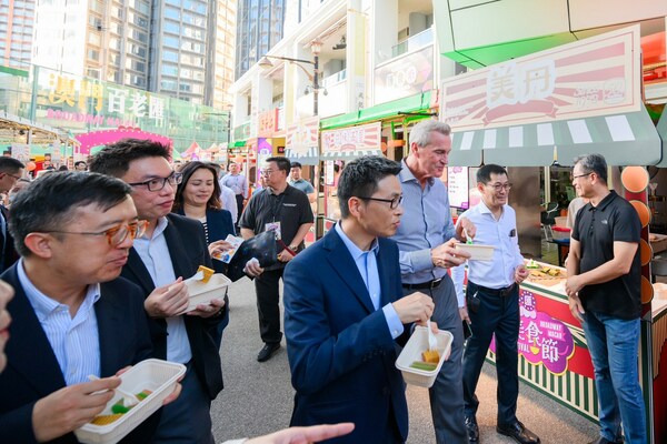 The officiating guests enjoyed a tour of the festival, which included selected signature food highlights and performances from local talented buskers. The officiating guests enjoyed a tour of the festival, which included selected signature food highlights and performances from local talented buskers.