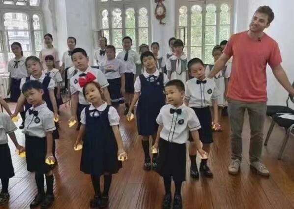 Children teach foreign bloggers singing a song Children teach foreign bloggers singing a song