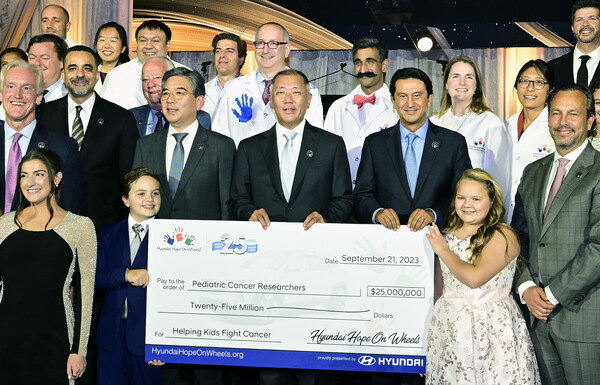 Photo from Hyundai Hope On Wheels 25th Anniversary Gala event. (center) Euisun Chung, Executive Chair, Hyundai Motor Group; (center left) Jaehoon Chang, President & CEO of Hyundai Motor Company; (center right) José Muñoz, President & COO of Hyundai Motor Company, and President & CEO of Hyundai Motor North America; Oliver Foster, Hyundai Hope On Wheels National Youth Ambassador; Raynie Clark, Hyundai Hope On Wheels National Youth Ambassador; Hyundai Hope On Wheels representatives and doctors