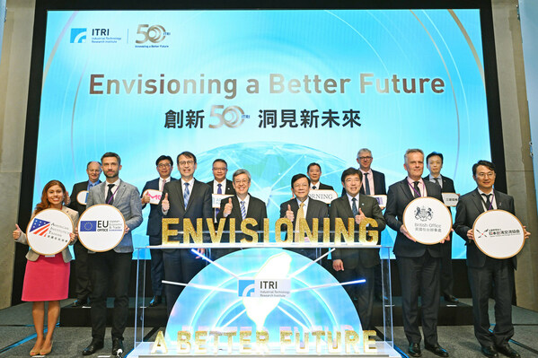 ITRI invites international partners and six industry heavyweights to explore industry trends toward 2035. Front row from left: Mayra Alvarado, Economic Section Deputy Chief, AIT; Filip Grzegorzewski, Head of the European Economic and Trade Office; Executive Yuan spokesman Lin Tze-luen; Premier Chen Chien-jen; ITRI Chairman Chih-Kung Lee; ITRI President Edwin Liu; John Dennis, Representative at the British Office Taipei; Takashi HATTORI, Deputy Representative, Japan Taiwan Exchange Association.
