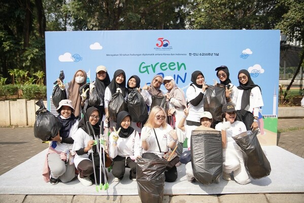KT&G, a global company headquartered in South Korea, held a joint Indonesian-Korean plogging event on the 24th at the GBK Stadium area in Jakarta to celebrate the 50th anniversary of diplomatic relations between Indonesia and South Korea. The picture shows Indonesian and Korean participants participating in the event together
