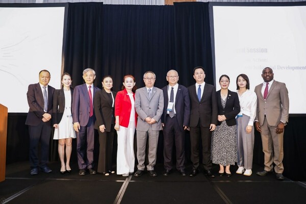 LONGi’s founder and president Li Zhenguo poses for a group photo with business leaders, academic experts and United Nations officials.