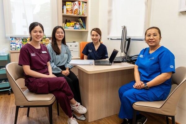 Clinical Assistant Professor Laureen Wang (second from right), Director of AH's Healthy Longevity Clinic, world's first in a public hospital. She is joined by members of her multidisciplinary team from the new clinic. Credit: Alexandra Hospital Clinical Assistant Professor Laureen Wang (second from right), Director of AH's Healthy Longevity Clinic, world's first in a public hospital. She is joined by members of her multidisciplinary team from the new clinic. Credit: Alexandra Hospital