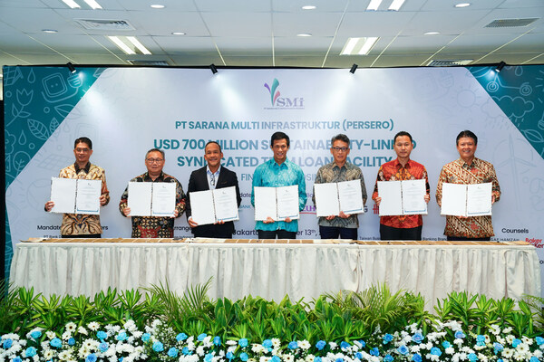Left to right: Handojo Wibawanto-Corporate Marketing Director, Bank of China (Jakarta), Limited; Iwan Satawidinata-President Director, PT Bank CTBC Indonesia; Heru Gautama Hatman-Executive Director, PT Bank DBS Indonesia; Edwin Syahruzad-President Director, PT Sarana Multi Infrastruktur (Persero); Kohei Matsuoka-President Director, PT Bank Mizuho Indonesia; Mahendra Rendiantama-Chief Risk Officer, PT Bank MUFG Indonesia; Hendra Gunawan-President Director, PT Bank UOB Indonesia Left to right: Handojo Wibawanto-Corporate Marketing Director, Bank of China (Jakarta), Limited; Iwan Satawidinata-President Director, PT Bank CTBC Indonesia; Heru Gautama Hatman-Executive Director, PT Bank DBS Indonesia; Edwin Syahruzad-President Director, PT Sarana Multi Infrastruktur (Persero); Kohei Matsuoka-President Director, PT Bank Mizuho Indonesia; Mahendra Rendiantama-Chief Risk Officer, PT Bank MUFG Indonesia; Hendra Gunawan-President Director, PT Bank UOB Indonesia