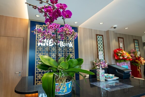 The modern heritage design that RHB Singapore have chosen for its relocated branch aims to convey its commitment to elevating the RHB banking experience to better serve its clients, while remaining true to what their clients know them best for – customer service excellence. The modern heritage design that RHB Singapore have chosen for its relocated branch aims to convey its commitment to elevating the RHB banking experience to better serve its clients, while remaining true to what their clients know them best for – customer service excellence.