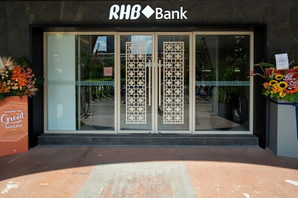 The reopened branch at Jurong East features a bigger space than before and accommodates a dedicated Premier Centre for wealth management, serving Premier and Personal Banking as well as Business Banking clients. The reopened branch at Jurong East features a bigger space than before and accommodates a dedicated Premier Centre for wealth management, serving Premier and Personal Banking as well as Business Banking clients.