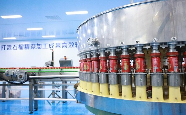 A pomegranate deep processing workshop in Zaozhuang City is producing pomegranate juice products. A pomegranate deep processing workshop in Zaozhuang City is producing pomegranate juice products.