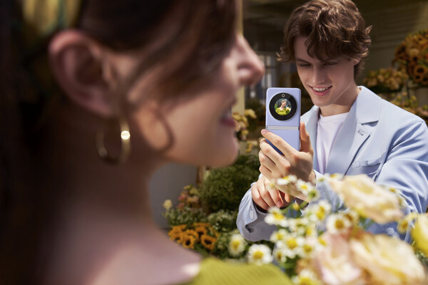 The cover screen shows a convenient preview for stunning 64MP RGBW Ultra Sensitive Sensor Main Camera shots. The cover screen shows a convenient preview for stunning 64MP RGBW Ultra Sensitive Sensor Main Camera shots.