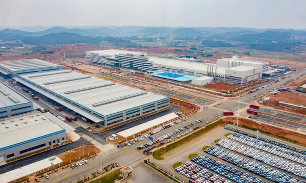 The photo shows an NEV production site at Lingli Industrial Park, with newly manufactured vehicles lined up for delivery. The photo shows an NEV production site at Lingli Industrial Park, with newly manufactured vehicles lined up for delivery.