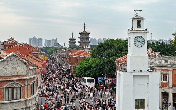 Photo shows tourists hustle and bustle in Quanzhou scenic spot Photo shows tourists hustle and bustle in Quanzhou scenic spot