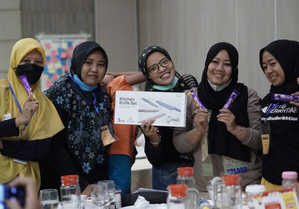 The Community of Evermos Reseller maintain Community Gatherings or Kopdar as an outlet for sharing best practices of selling and communication skills. The Community of Evermos Reseller maintain Community Gatherings or Kopdar as an outlet for sharing best practices of selling and communication skills.