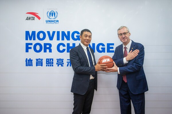 Photo credit: UNHCR/Azwan Rahim &nbsp;Mr. Will Wang, Vice President of ANTA Group and Chairman and President of ANTA SEA and Mr. Thomas Albrecht, UNHCR Representative in Malaysia, exchange gifts at the launch of the new global partnership, Moving for Change.