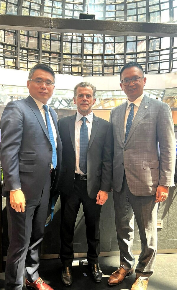 From left to right: Wei Qiang Zhang (Managing Director of ATFX UK), José Oriol (CEO of the Mexican Stock Exchange), Joe Li (Chairman of ATFX) From left to right: Wei Qiang Zhang (Managing Director of ATFX UK), José Oriol (CEO of the Mexican Stock Exchange), Joe Li (Chairman of ATFX)