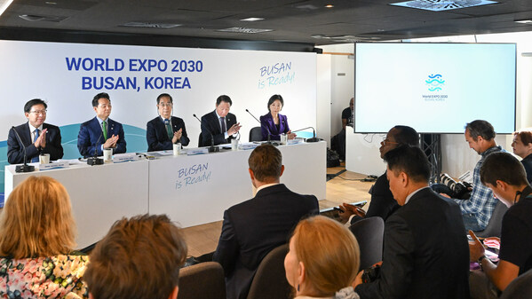 World Expo 2030 Busan representatives, gathered today in Paris, have jointly addressed the audience to provide new insights into the project. From left to right: Park Heong-joon, Mayor of Busan Metropolitan City; Jang Sung-min, Special Envoy of the President of the Republic of Korea; Han Duck-soo, Prime Minister of the Republic of Korea and Co-chair of the Bid Committee; Chey Tae-won, Chairman of SK and KCCI (Korean Chamber of Commerce & Industry) and Co-chair of the Bid Committee; Oh Young-ju, Vice Minister of Foreign Affairs.