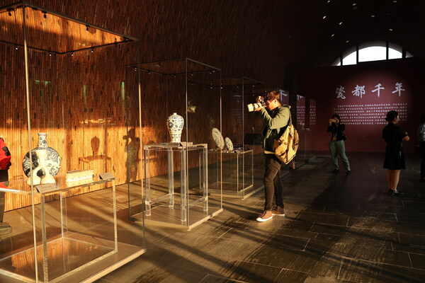 A foreign journalist takes pictures of a collection of relics exhibited at the Imperial Kiln Museum in Jingdezhen, Jiangxi province. Li Jin / China Daily A foreign journalist takes pictures of a collection of relics exhibited at the Imperial Kiln Museum in Jingdezhen, Jiangxi province. Li Jin / China Daily